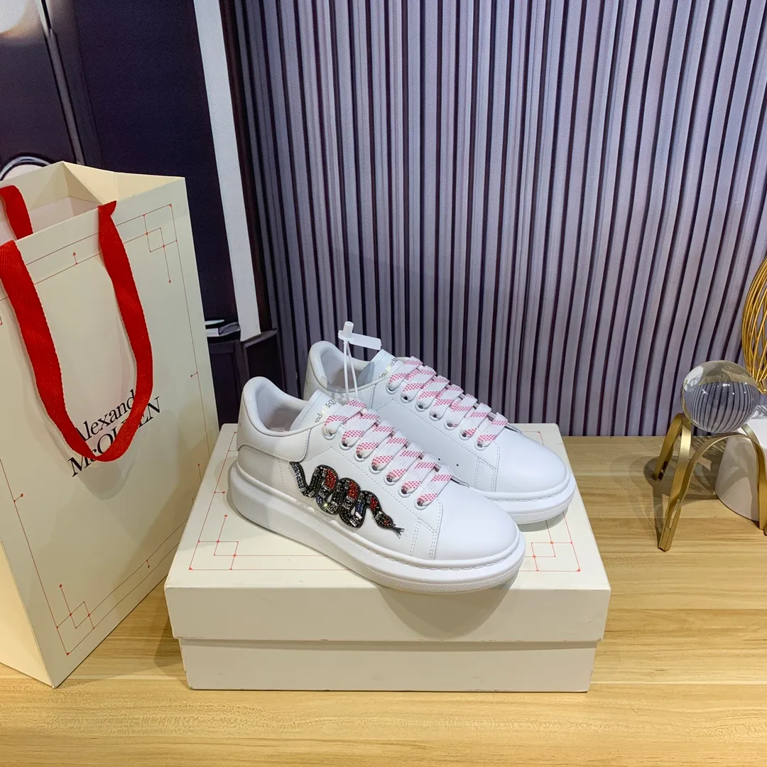 👟👟Ex-factory price 560👟👟Snake pattern professional McQueen factory. Top version. Couple model Alexander McQUEEN high version has been upgraded to the highest quality again✅.McQueen dad shoes 💪McQueen spring, summer, autumn and winter top version purchasing agent level✅ Recruiting national online and offline agents to join🤝 🏆Fabric: Original materials imported from Italy. Texture, water-resistant and non-discoloring 🏆Inner lining: ️A-grade Italian imported lining resistant to dirt, sweat-absorbent, breathable and comfortable 🏆Foot pads: top-grade imported Italian super-soft cowhide leather 🏆Outsole: PU+counter 1:1 🏆Shoe box: original white box. Plus white flip cover for double-layer protection. Cloth bag. Handbag. Certificate of 1:1 mold opening, 4-piece set. Delivered with a pair of shoelaces. 🖕🏿🖕🏿🖕🏿You can choose any pair of shoelaces in any color of our factory 🏆Code number: women’s 34-41. men’s 38-46 🏆Special remarks (women’s size 34.40.41, men’s size 38.45.46 is customized, no returns or exchanges) Win-win cooperation🤝
